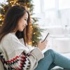 Personne jouant avec son téléphone portable