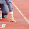 Employé sur une piste d'athlétisme