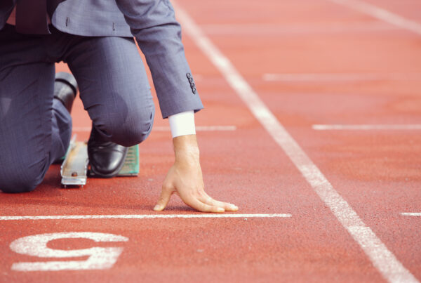 Employé sur une piste d'athlétisme